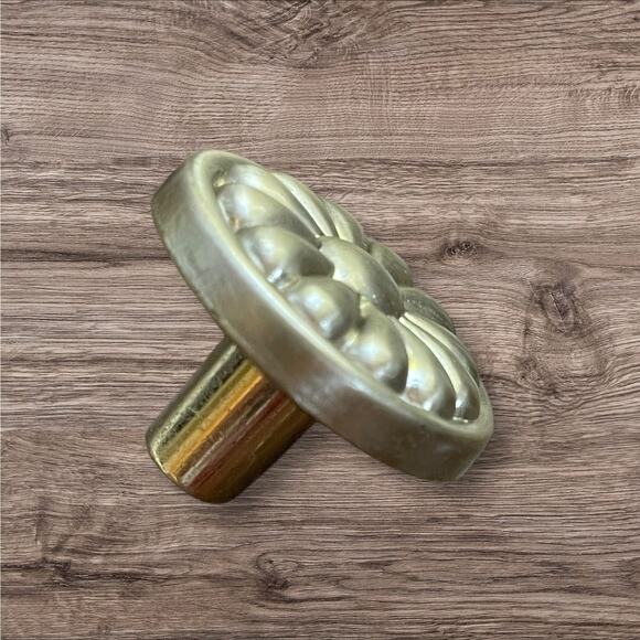 Stone Mill CP29-SN Satin Nickel Holland Cabinet Knob Flower Daisy W/ Hardware - Picture 7 of 10